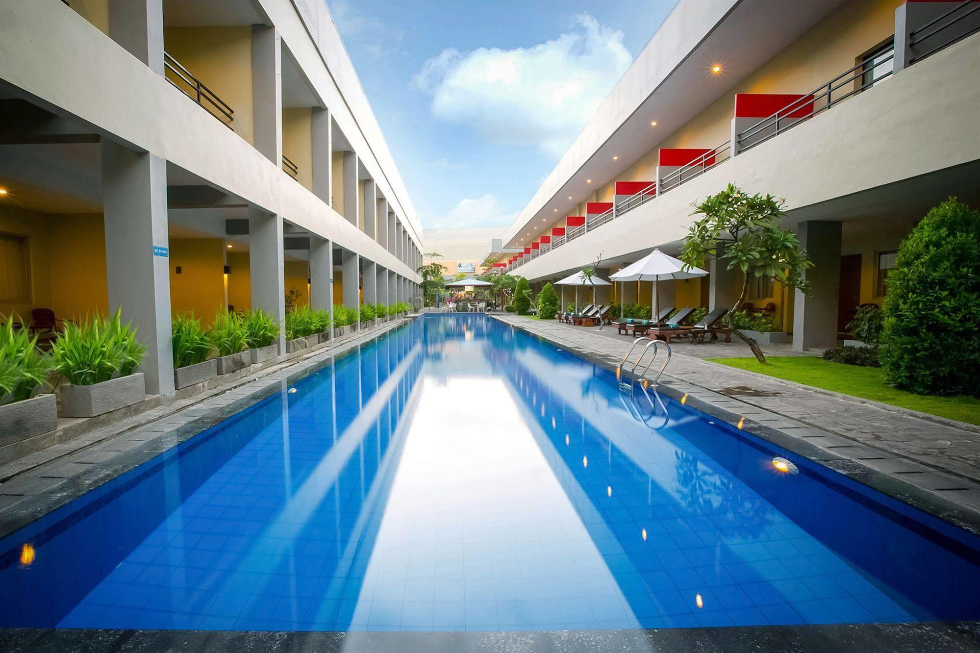 Kuta Station Hotel And Spa Bali Exterior foto